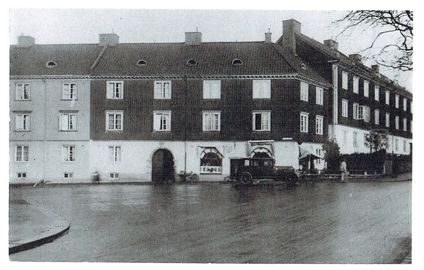 Landshövdingehus med mansardtak och en tidstypisk bil, tidigt 1900-tal.
