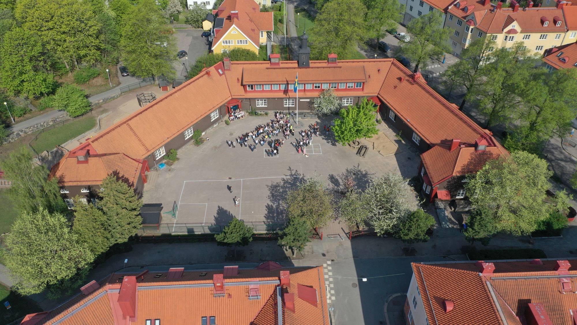 Flygbild över Bagaregårdsskolan med skolgården full av barn