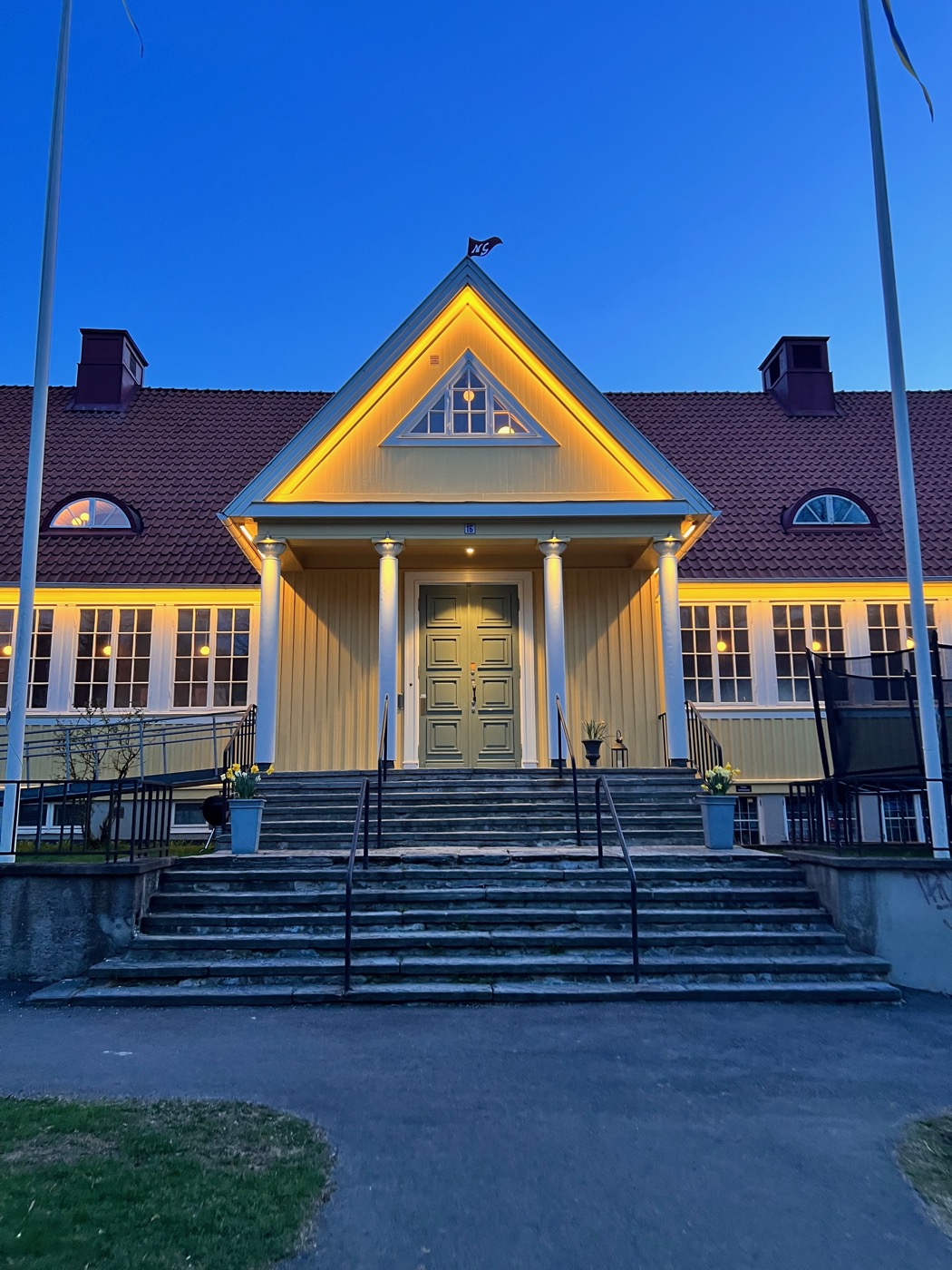 Villa Bagaregårdens portik upplyst i skymning