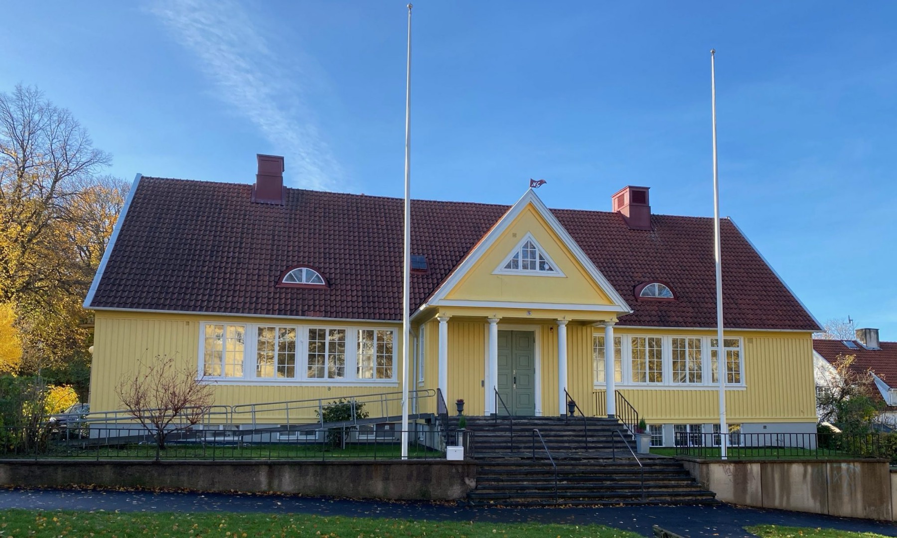 Villa Bagaregården – gul trävilla med portik och kolonner