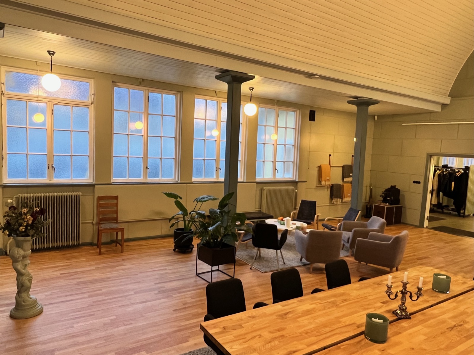 Den stora salen i Villa Bagaregården med valvtak och höga bågfönster